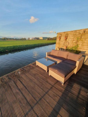 Chalet op Zee in Wervershoof mit Seeblick und Terrasse mit eigenen Zugang zum Wasser